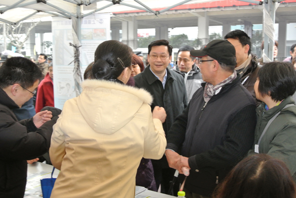 虹口区政府领导来到活动现场,慰问正在为市民服务的医务人员