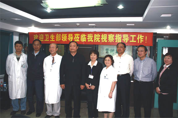 卫生部领导视察上海和平眼科医院学习实践工作