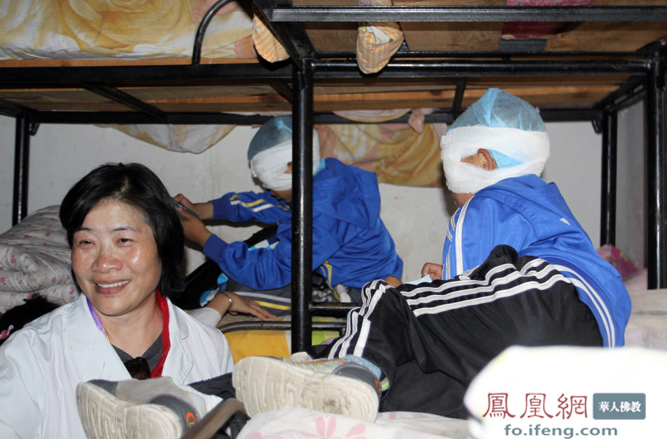 手术前，“慈爱·吉祥之旅”参访团一行在觉醒大和尚的带领下，来到西藏军区总医院看望“你是我的眼”慈善助医项目即将做手术的两位盲童，并祝手术成功。