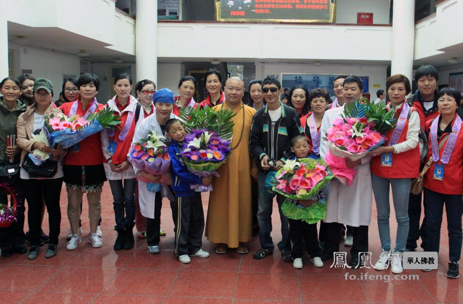 2012年8月11日上午，上海和平眼科医院副院长、眼科专家朱莉在西藏军区总医院为西藏的两名盲童实施了眼科手术。这是由上海玉佛禅寺觉群慈爱功德会发起的“你是我的眼”慈善助医项目，日前在拉萨开展了第二批手术。