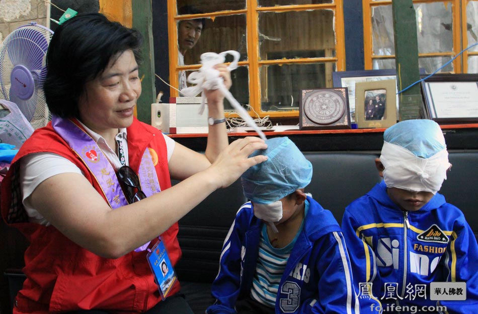 8月12日下午，朱莉医生再次来到盲童学校，为此次手术的两名盲童摘下纱布，检查术后状况。9月11日，这两名盲童将在西藏军区总医院拆线。