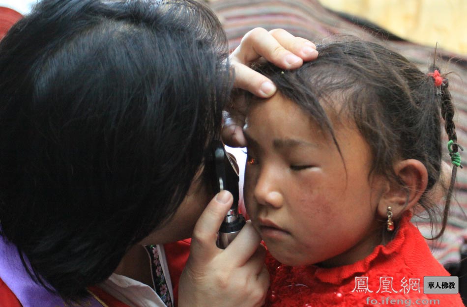 朱莉医生为西藏盲童学校新生检查眼睛