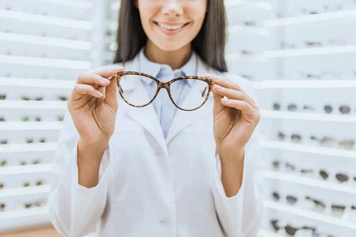 为什么新配的眼镜戴上头晕眼胀？