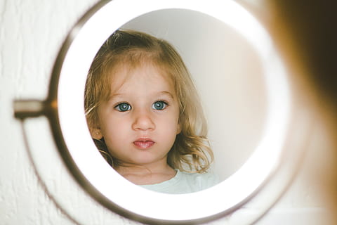 如何尽早发现孩子视力异常？